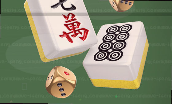一位老农蹲在田埂上 手指轻捻泥土细看墒情